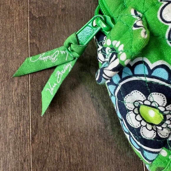 Vera Bradley Retired Cupcake Green Quilted Small Should Duffle - Picture 3 of 9